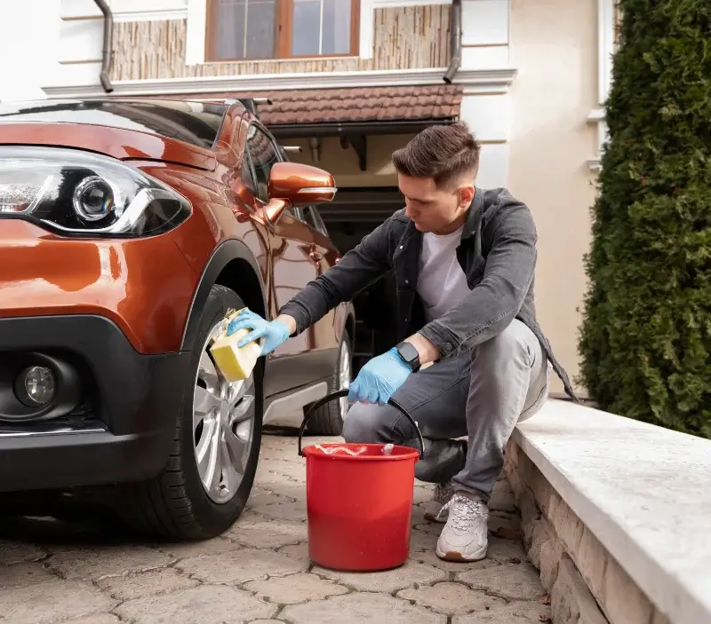 Lavage auto à domicile Semur-en-Vallon : professionnel intervenant sur un véhicule